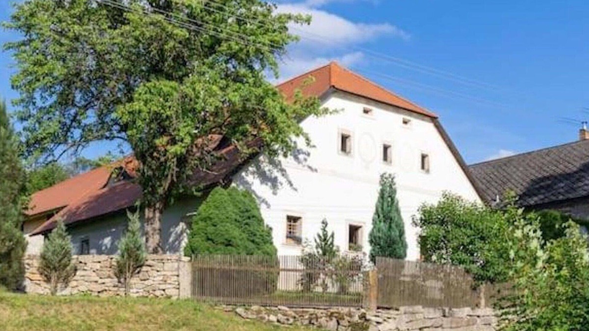 Clunek House | Beautiful private villa for 8 people with WIFI, patio and pets allowed