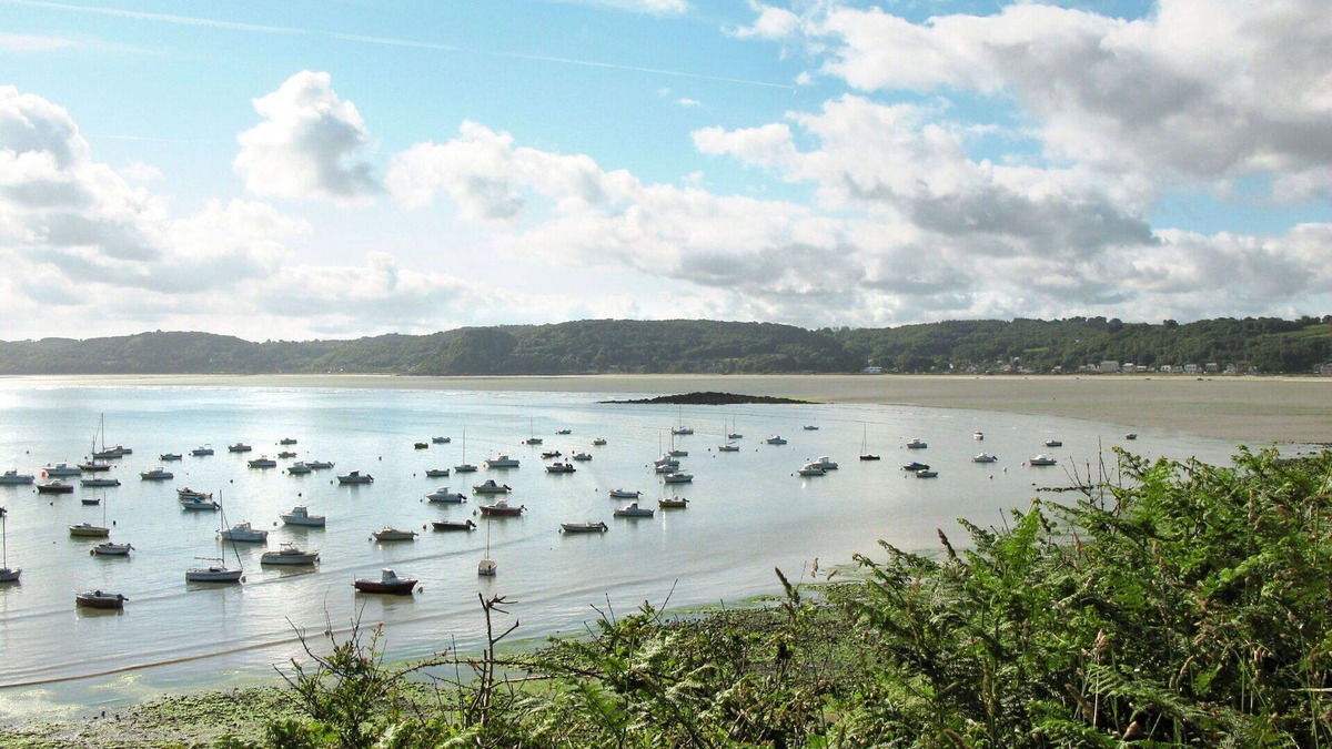 Plestin-les-Greves Villa | Beautiful private villa for 6 people with WIFI, TV, terrace, pets allowed and parking