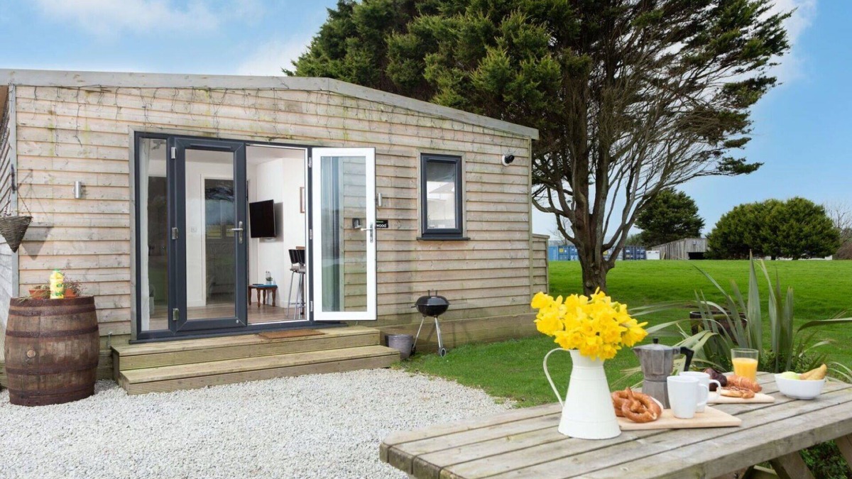 Helford Passage House | Beautiful private villa for 4 guests with WIFI, TV, pets allowed, panoramic view and parking