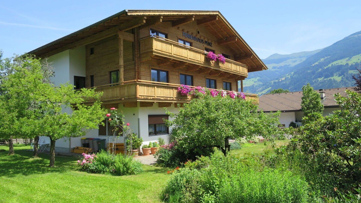 Fuegenberg House | Beautiful private villa for 25 people with WIFI, TV, balcony, pets allowed and parking