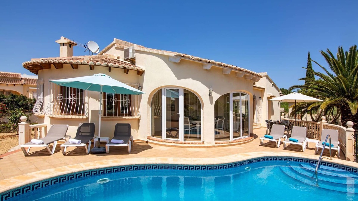 Costa Nova House | Beautiful private villa for 6 guests with WIFI, A/C, private pool, TV, terrace and parking