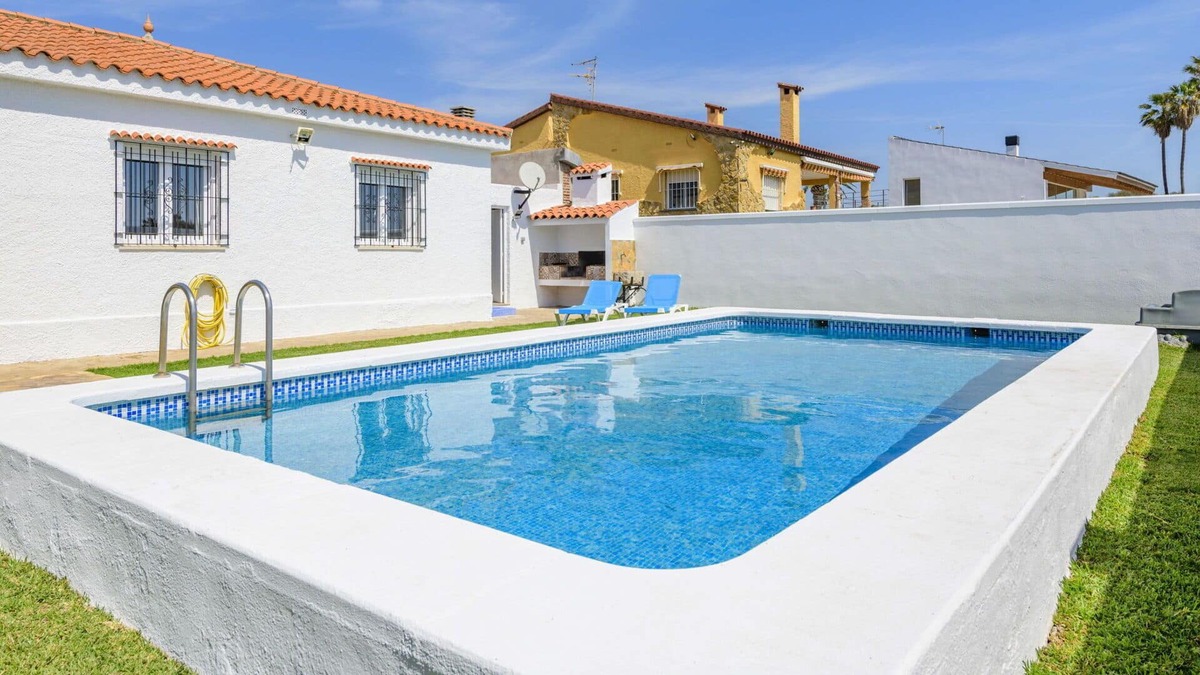 Vinaros Villa | Beautiful private villa for 6 people with WIFI, private pool, TV, terrace, pets allowed and park...