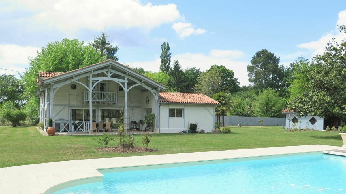 Losse Villa | Beautiful private villa for 6 guests with WIFI, A/C, private pool, TV, terrace and parking