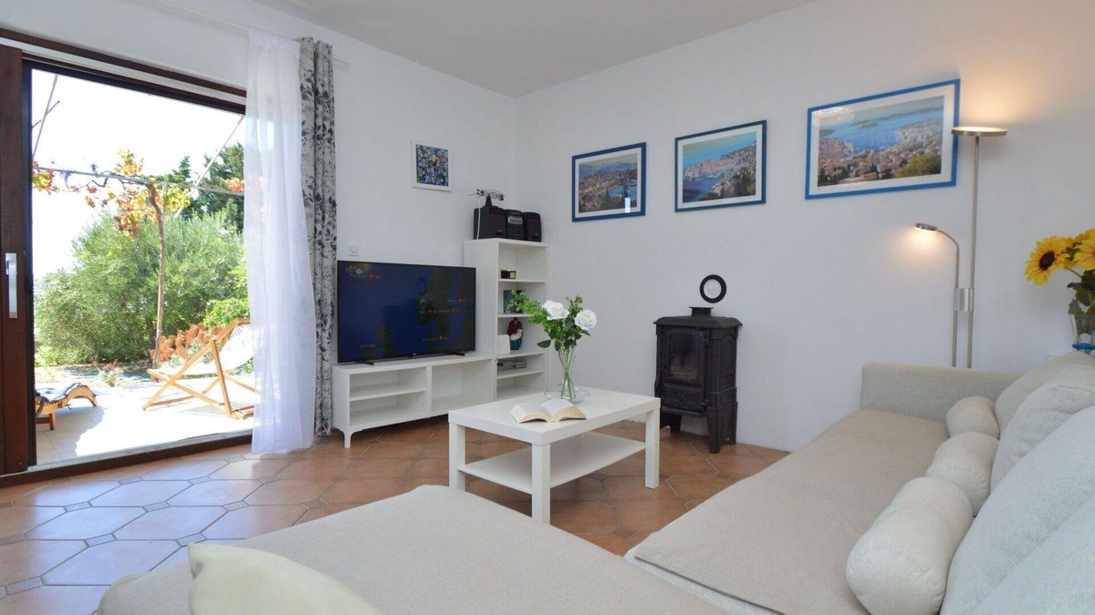 Murter House | Beautiful private villa for 8 people with A/C, WIFI, TV, terrace and pets allowed