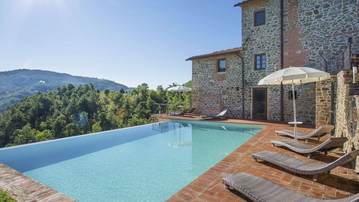 Pescia Villa | Beautiful private villa for 10 people with private pool, WIFI, hot tub, TV, patio and pets allowed