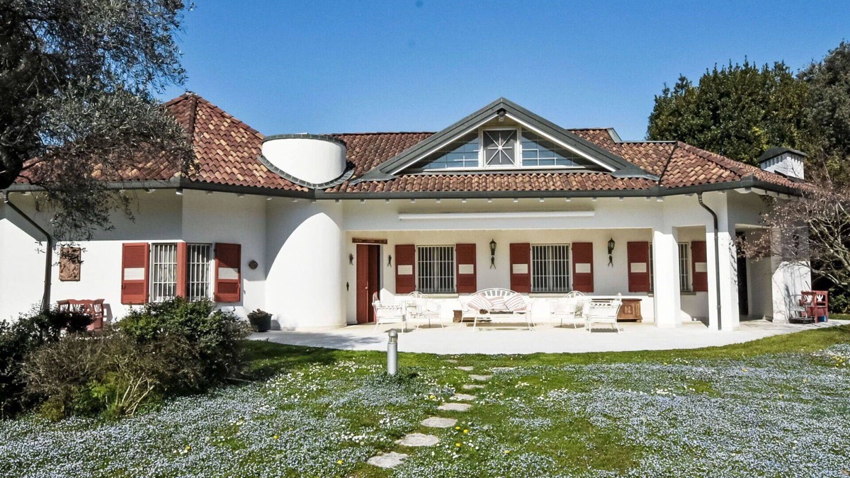 Rovato Villa | Beautiful private villa with private pool, WIFI, A/C, hot tub, TV, patio and pets allowed