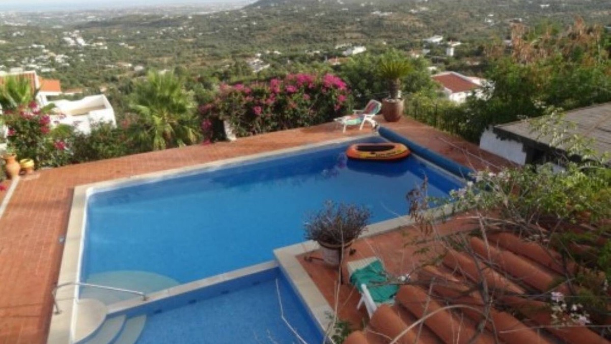 Quinta das Raposeiras Villa | Beautiful and large villa, heated swimming pool, garden, views towards the sea and the hills