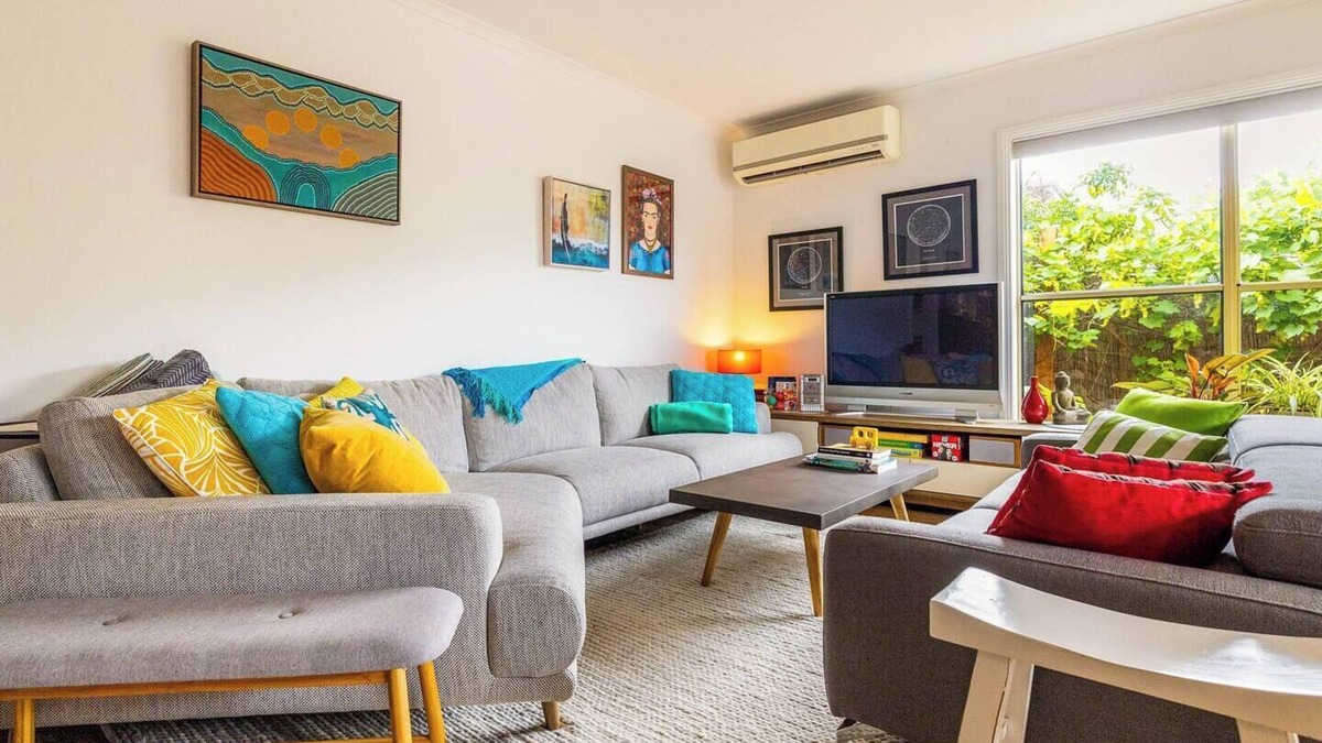 Hamlyn Heights House | Beautiful quiet home, Geelong West cafes – for families, LGBT guests, pets