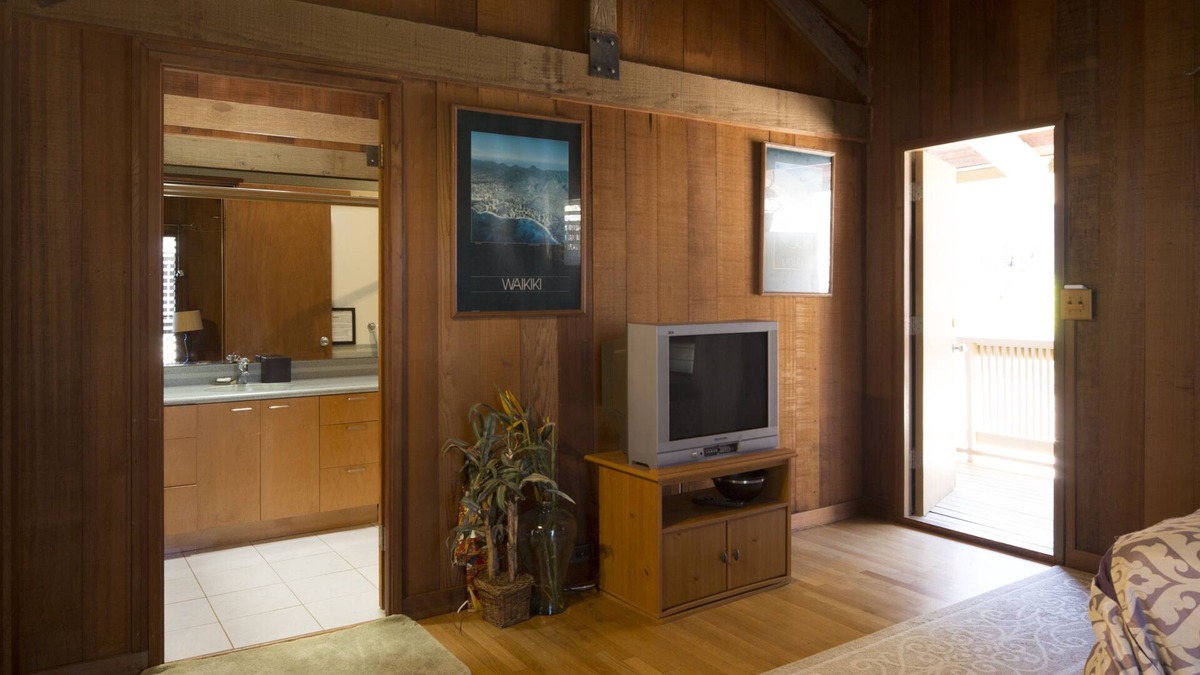 Waialae Iki Ridge Apartment | Beautiful redwood master bedroom suite apartment , Quiet, Close to everything