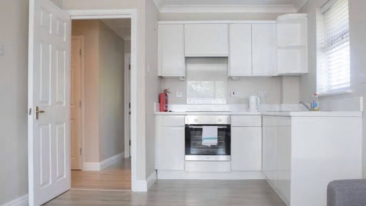 Putney Apartment | Beautiful Refurbished Flat with parking in green west London