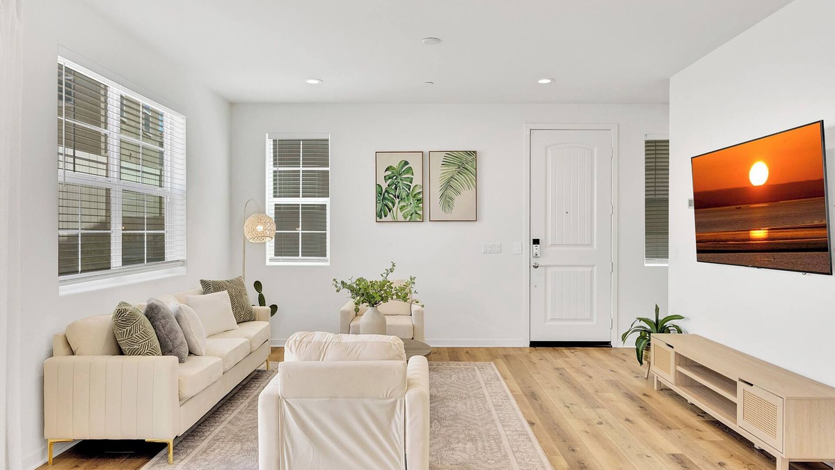 Eastvale Downs House | Beautiful Remodeled Home Perfect for Friends/Families Close 2 Airports