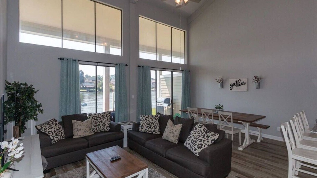 April Sound Condo | Beautiful Remodeled Luxury Waterfront Property- 3BR/2.5 bath-Sleeps 11!