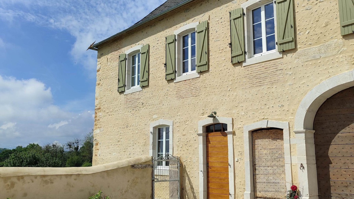 Monein House | Beautiful renovated farmhouse in the countryside