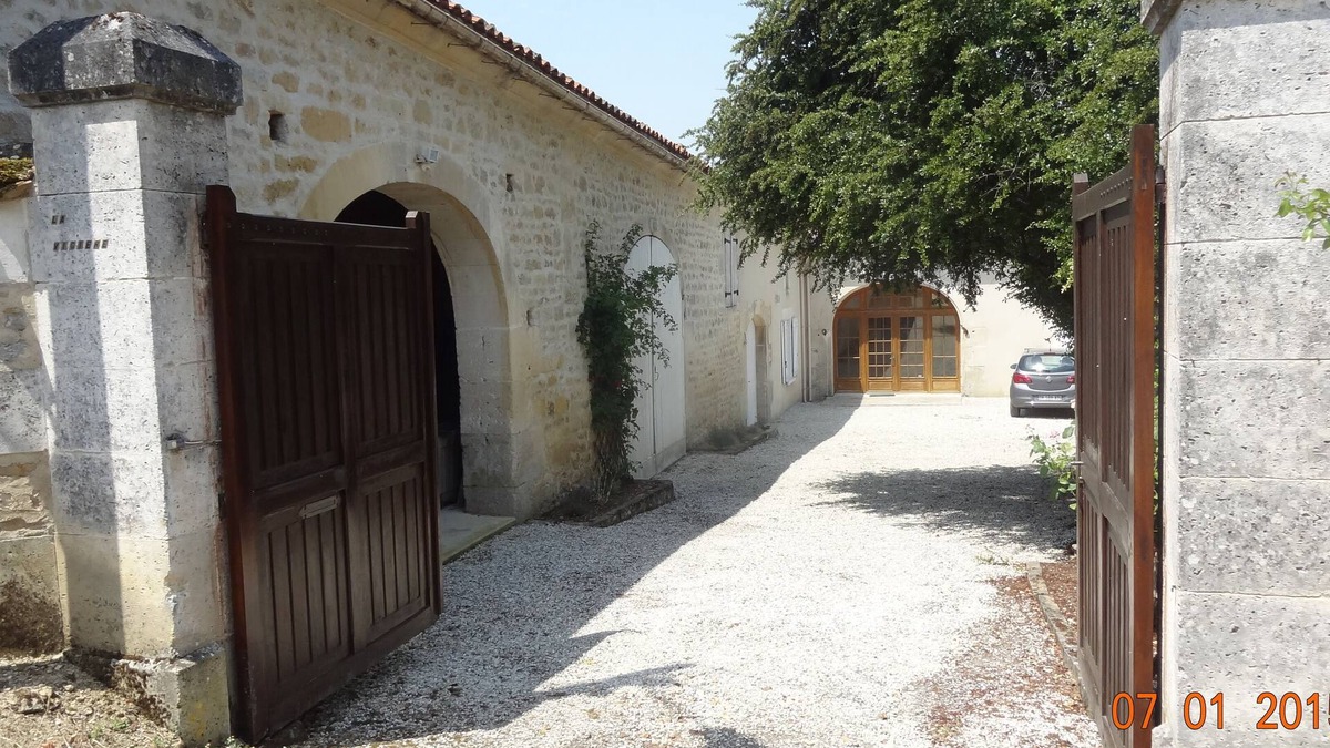 Moulidars Cottage | Beautiful residence in CharentePoitou in the middle of the vineyards.