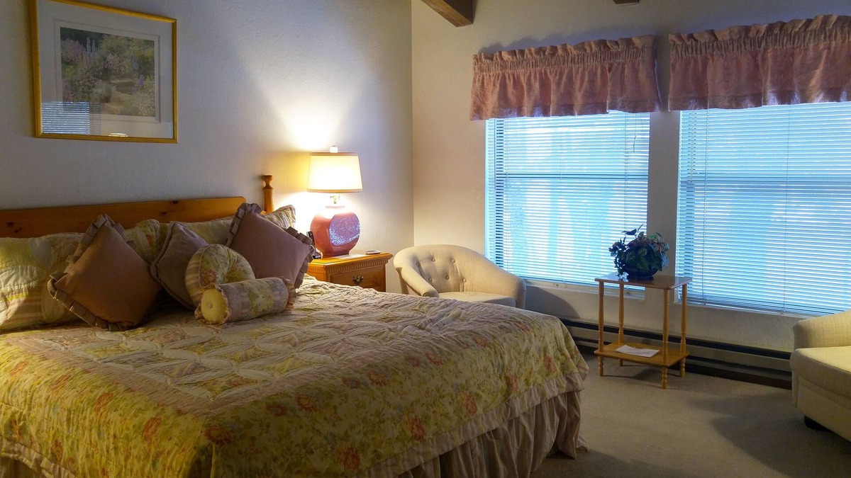 Pinetop Villa | Beautiful Resort Villa Home w Vaulted Ceilings Whirlpool Tub and Ponds/Streams