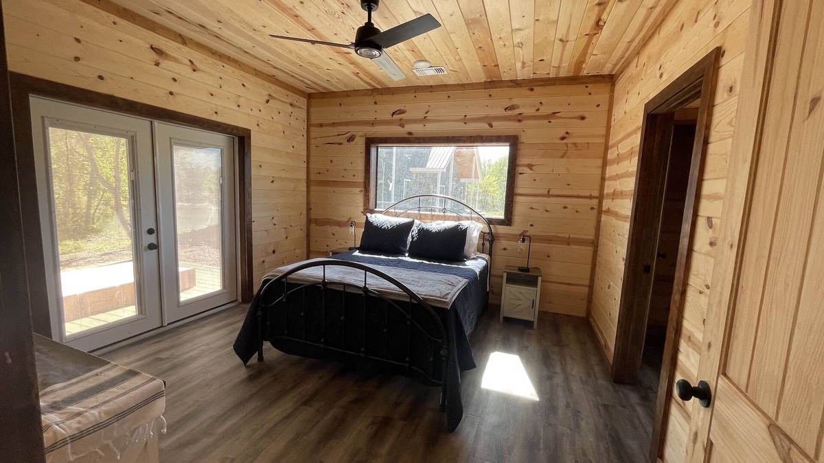 Golden Cabin | Beautiful River front cabin! 3bed,3bath!