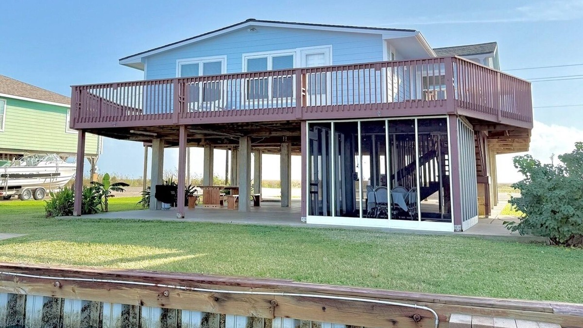 Matagorda House | Beautiful River House w/lighted fishing pier & great sunsets!