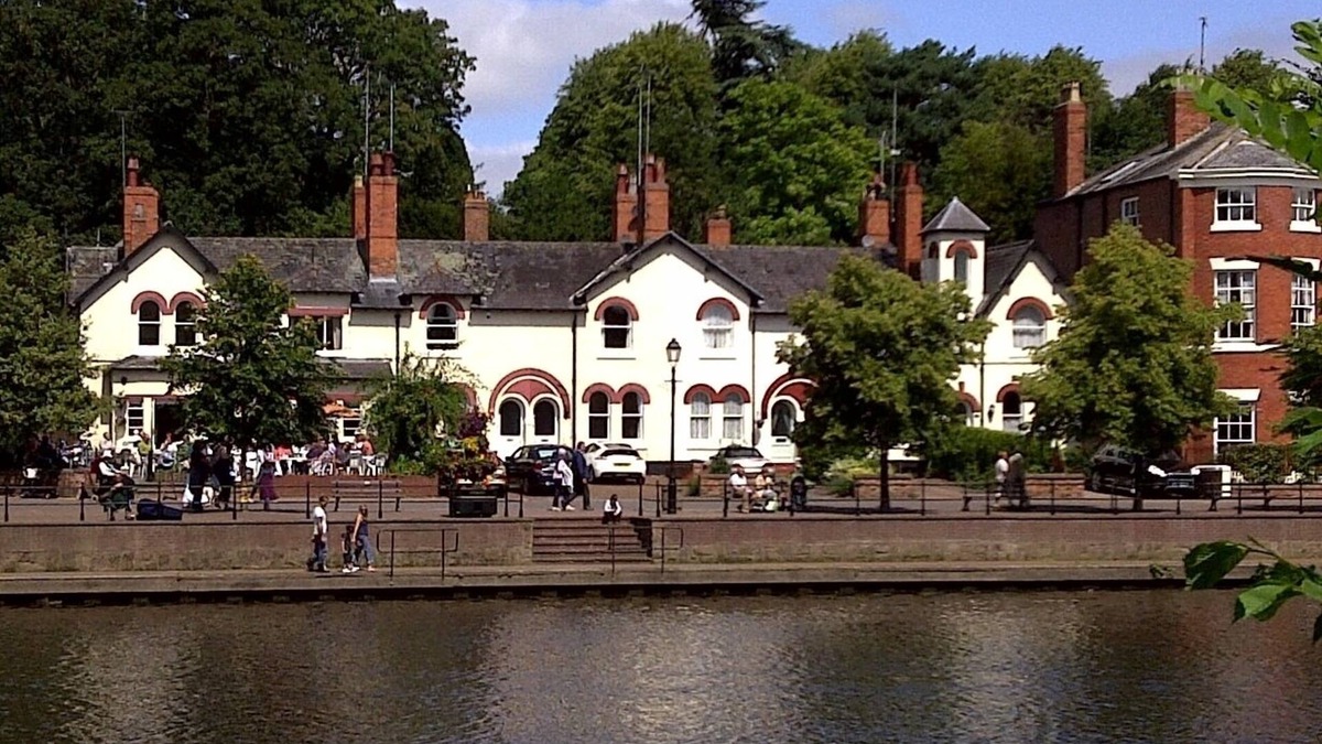 Chester House | Beautiful River View Cottage, central city, easy parking, garden