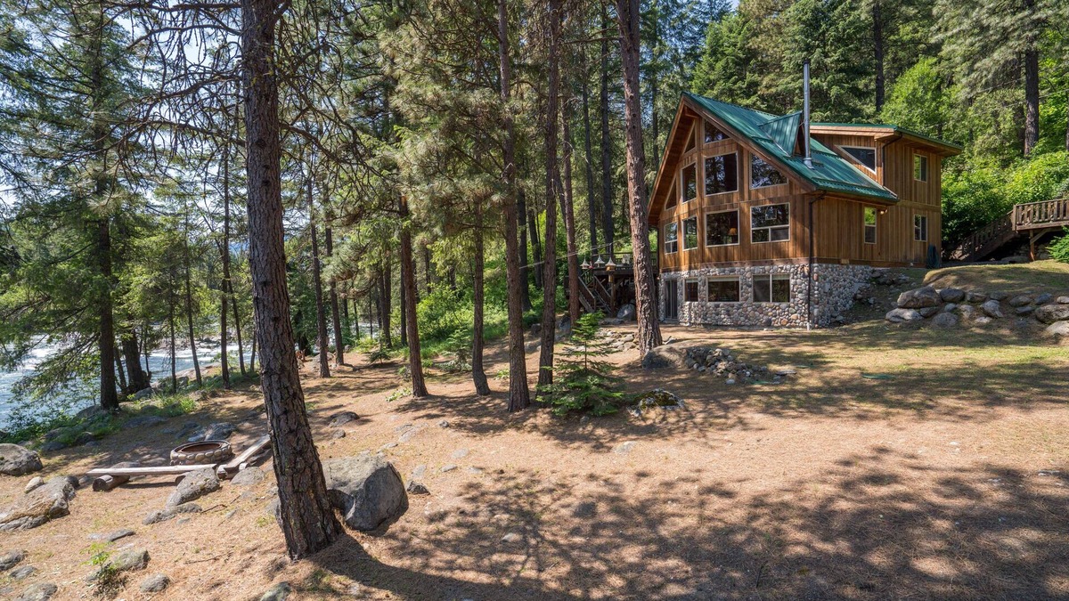 Leavenworth Cabin | Beautiful Riverfront Home-Quiet and Private-Leavenworth-Family Friendly-WI-FI