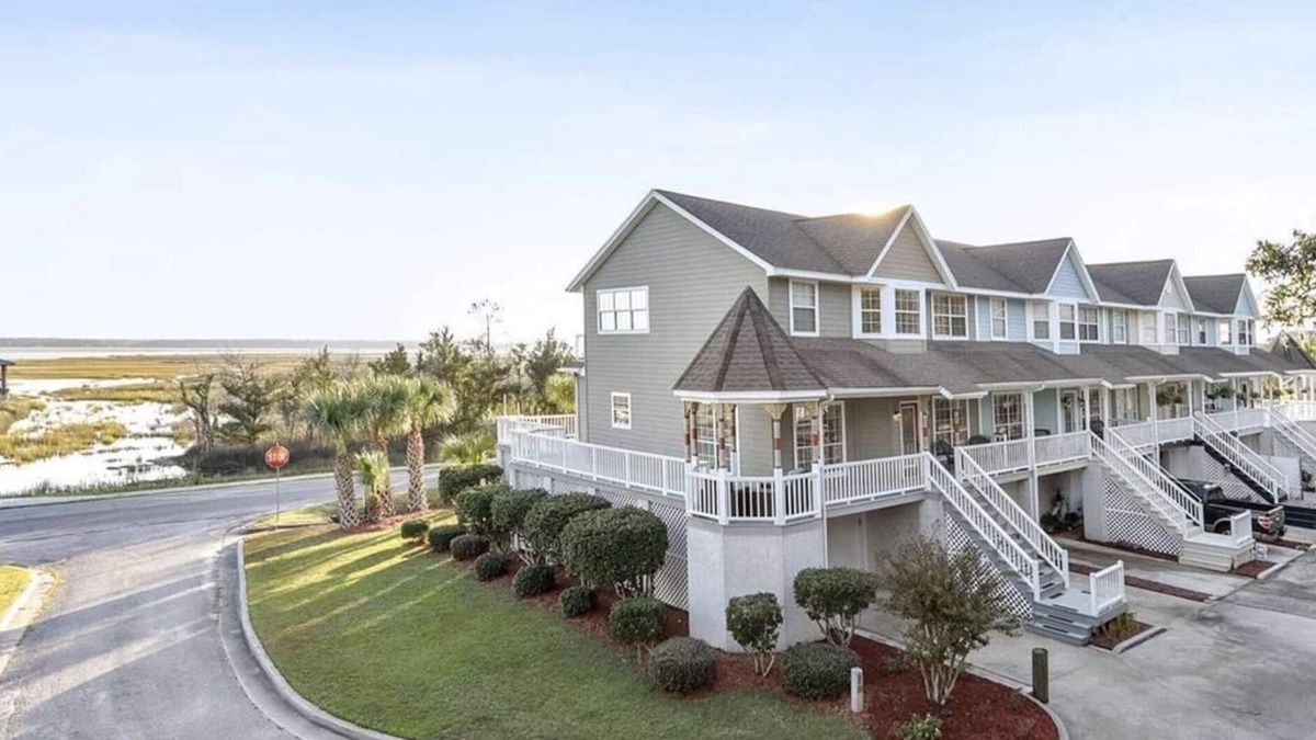 St. Marys House | Beautiful Riverside Retreat on St Marys River, just a short walk to town & ferry