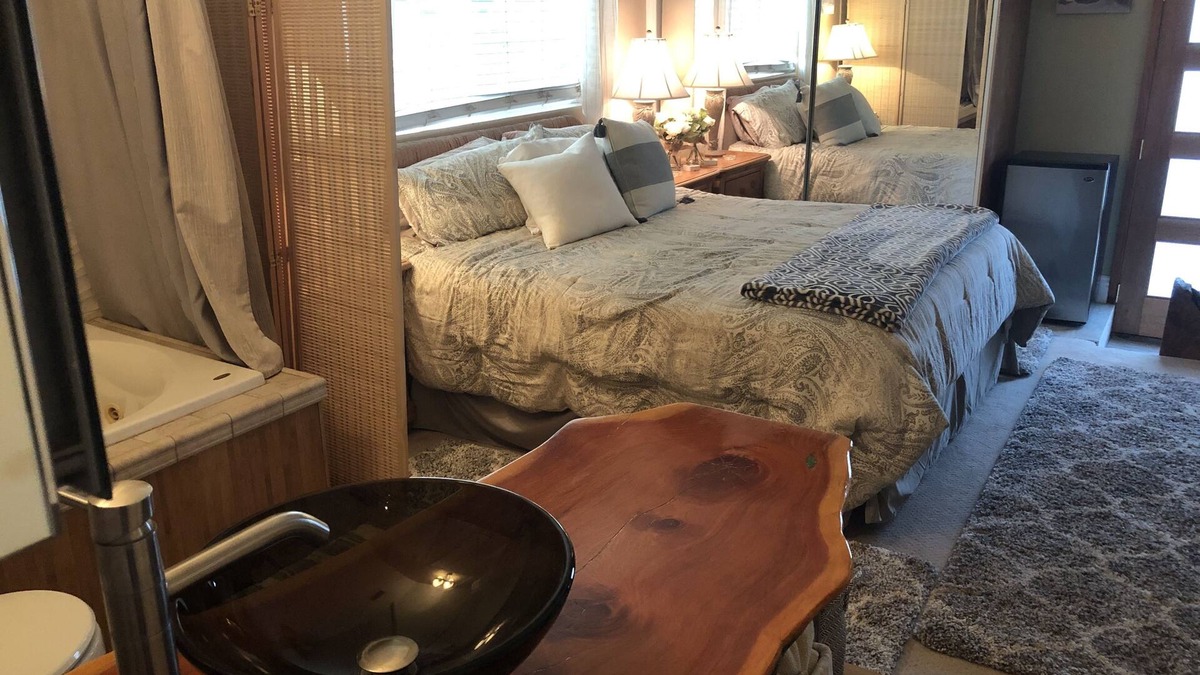 Culver City Apartment | Beautiful room and bath with private entry.