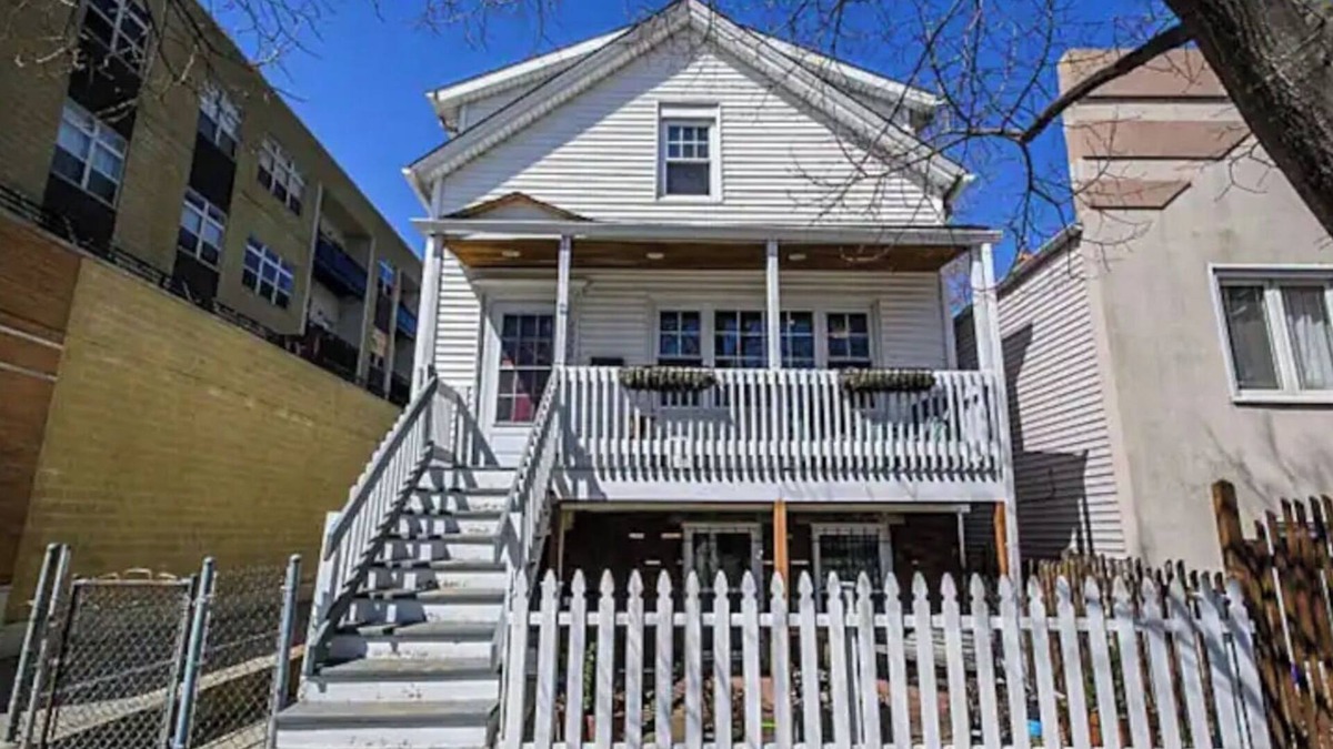 West Lakeview House | Beautiful Roscoe Village/Hamlin Park 4 bed 3 bath.