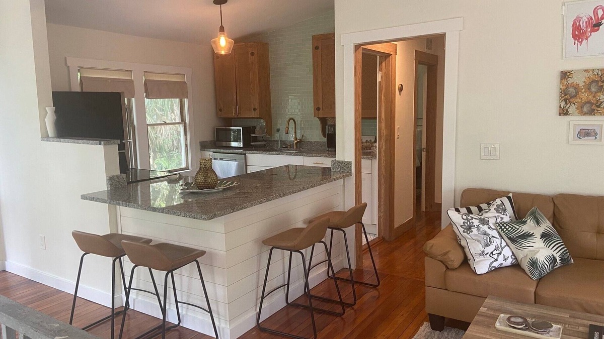 St. Petersburg Cottage | Beautiful Roser Park Cottage - Walk to Downtown - 15 min Drive to Beaches