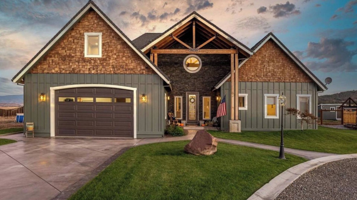 Yreka House | Beautiful rural home with spectacular views of Mt. Shasta 5 minutes from freeway