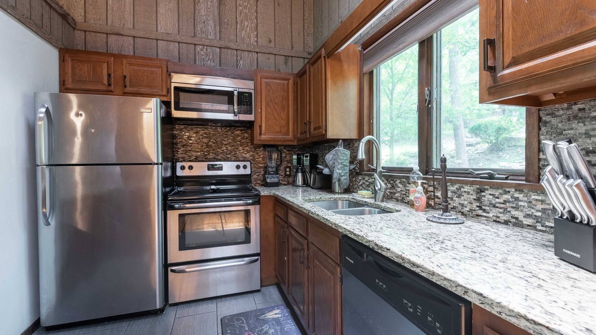 Bushkill Cabin | Beautiful Rustic Cabin! Pool Table, 6 TVs, WiFi, Linens/Towels, A/C,FirePit