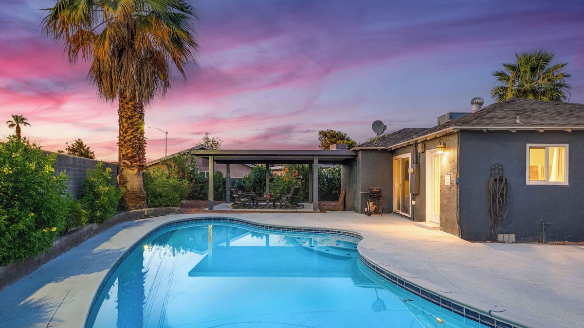 Rancho Oakey House | Beautiful sanctuary, minutes from the Strip!