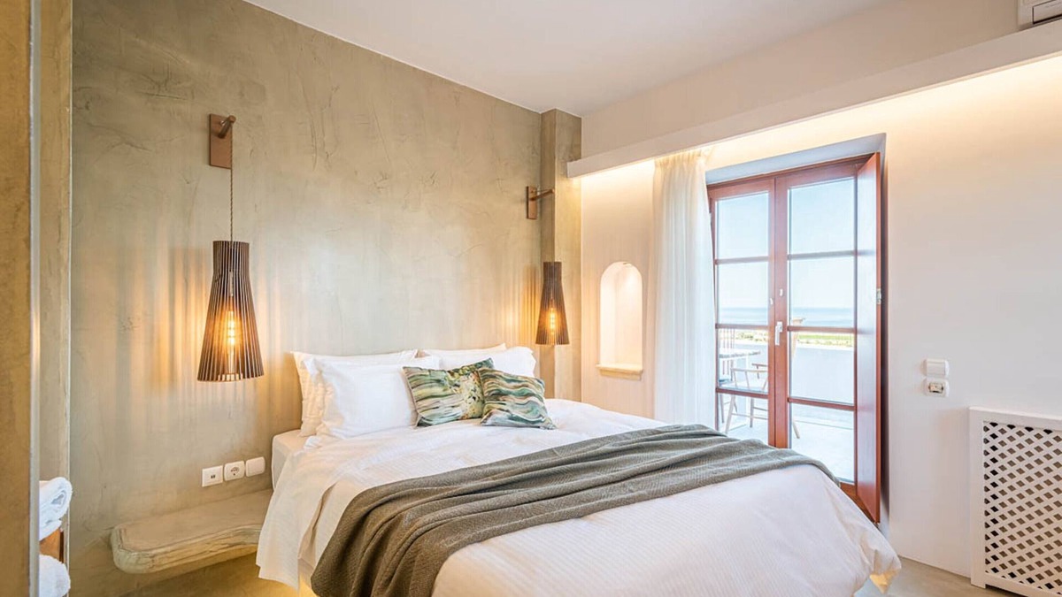 Kamari Villa | Beautiful Santorini | Villa Leon | 4 Bedrooms | Stunning Heated Jacuzzi &.