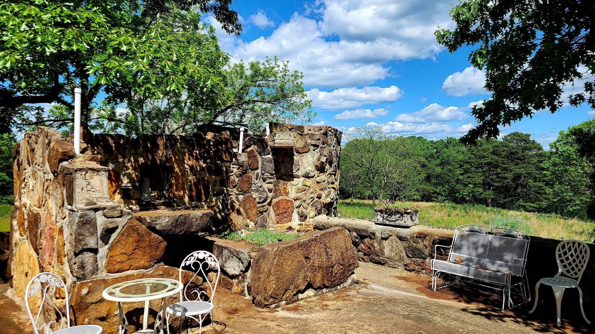 Omaha Cottage | Beautiful Secluded Cottage with Majestic Stone Patio -Pet friendly!