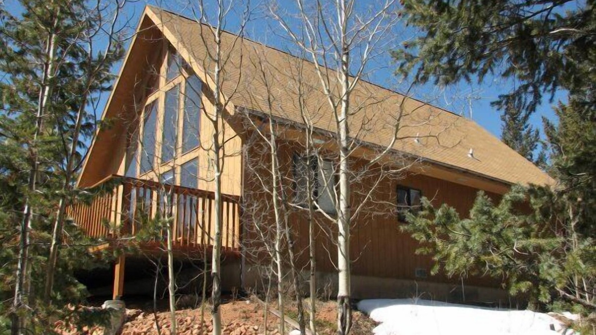 Rainbow Valley House | Beautiful Secluded Mountain Home in Divide with Pikes Peak views. King sized bed