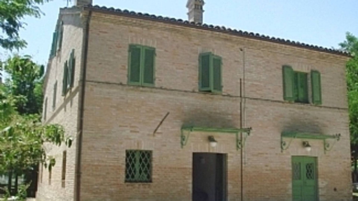 Treia Villa | Beautiful, secluded Villa & pool in large, private gardens.
