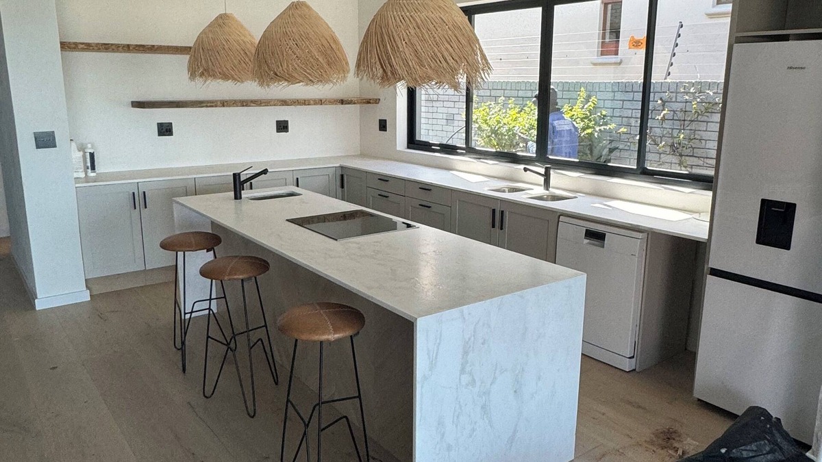 Westcliff Apartment | Beautiful self contained apartment minutes walk to cliff path central Hermanus,