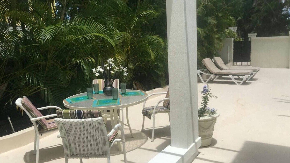 Lascelles Villa | Beautiful semi-detached villa, 5 minute walk to the beach
