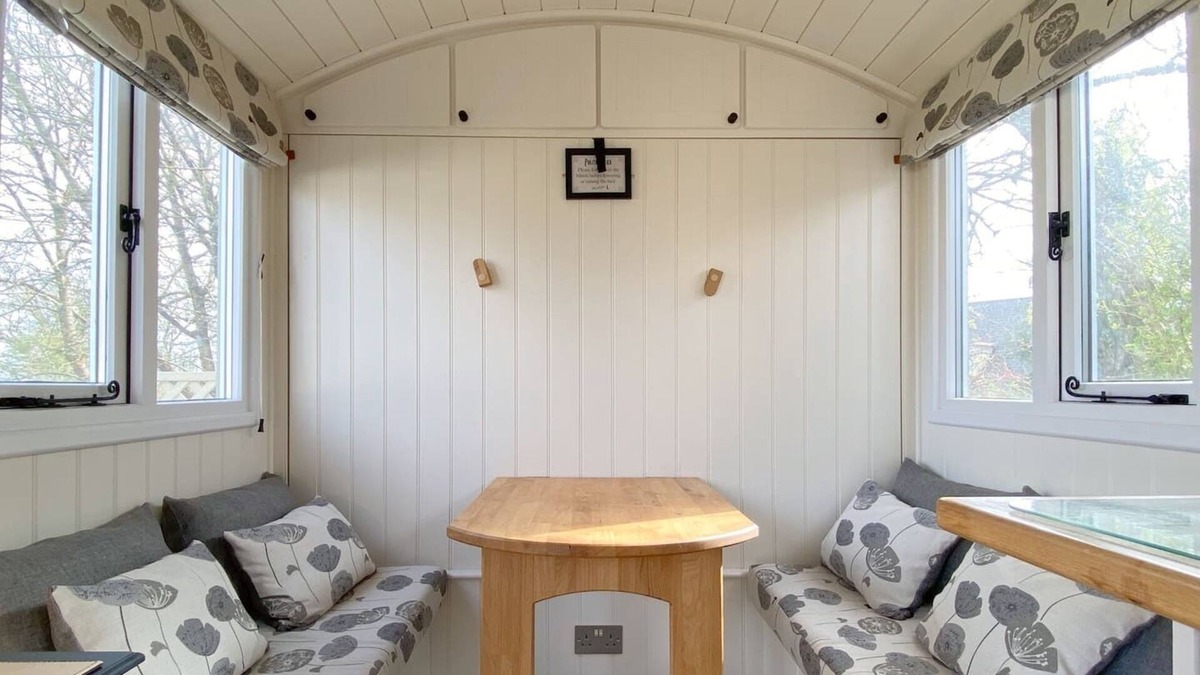 Upper Killay Cabin | Beautiful Shepherds Hut near The Gower