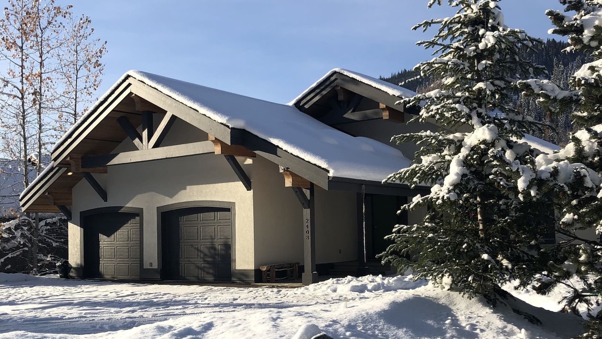Sun Peaks Ski Chalet | Beautiful Ski & Mountain Bike retreat in Sun Peaks