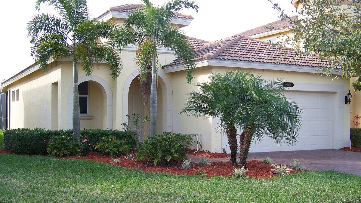 Estero Villa | Beautiful South Facing Villa on Lake
