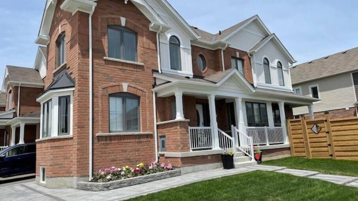 Whitby Apartment | Beautiful & Spacious 1 Bedroom Apartment
