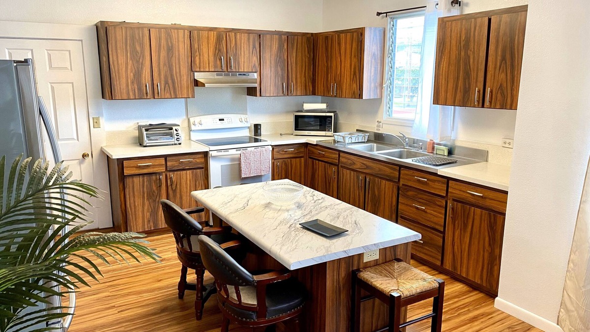 Hilo House | Beautiful Spacious 3 bedroom house in Charming Hilo. Close to everything. 1150sq