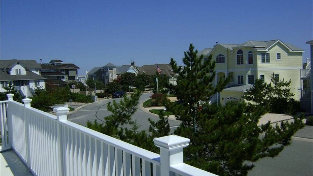 Lewes House | Beautiful, Spacious 4BR,Steps to the Beach,Pool & State Park