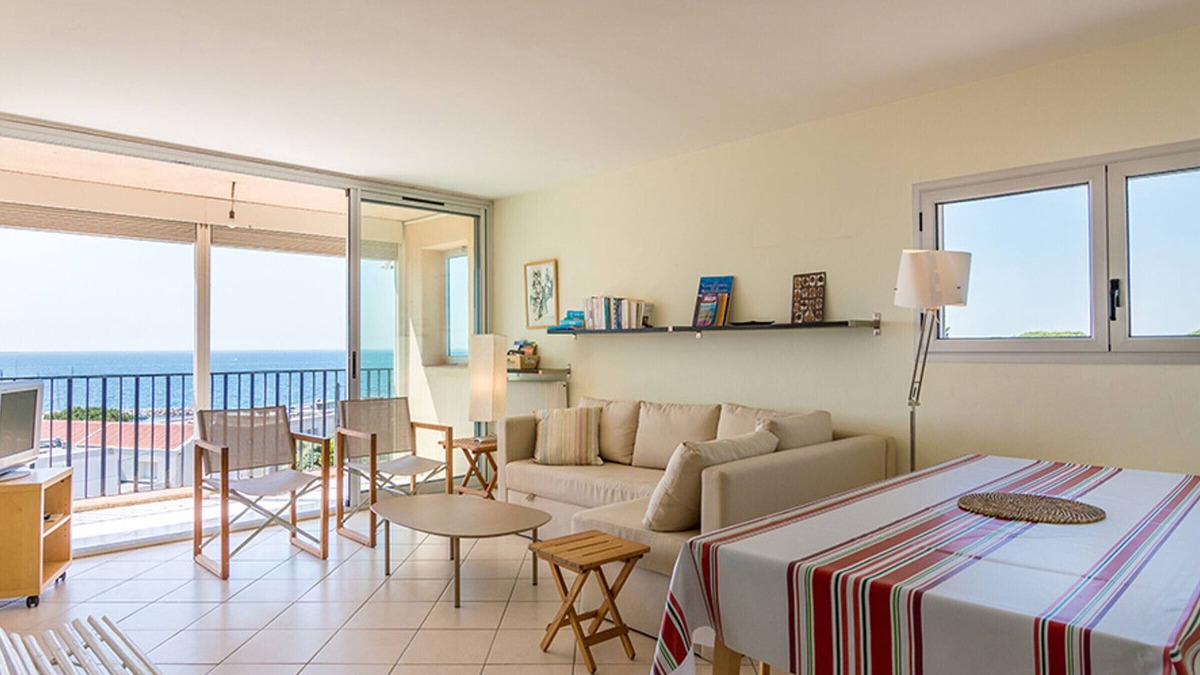Meze Apartment | Beautiful spacious apartment facing the pond - 2 bedrooms, parking, no WIFI
