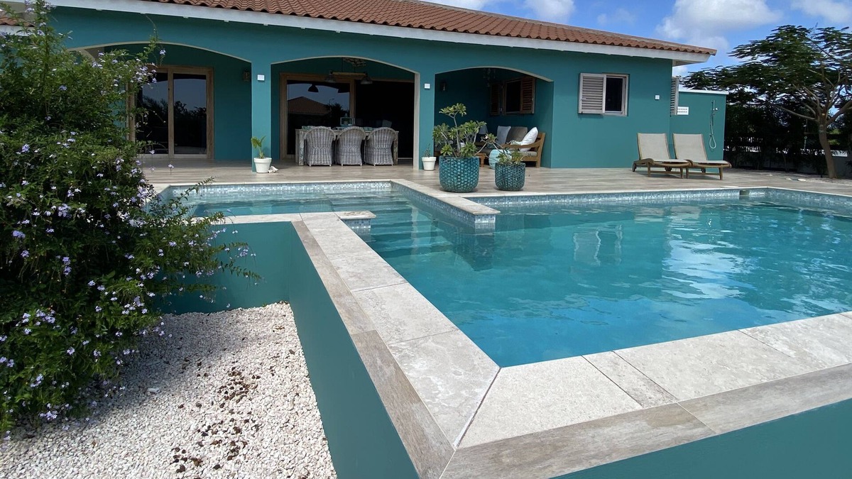 Belnem Villa | Beautiful spacious villa with swimming pool and green garden in central location