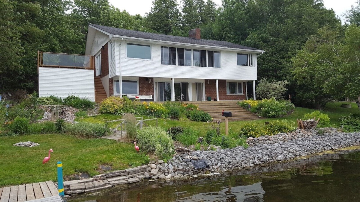 Selwyn Cottage | Beautiful Spacious Cottage on Lake Chemong