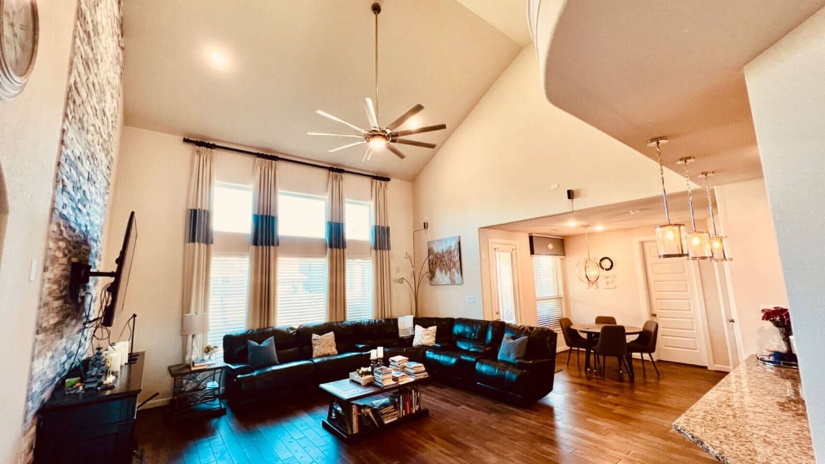 Sugar Land House | Beautiful Spacious Modern Home in Sugar Land