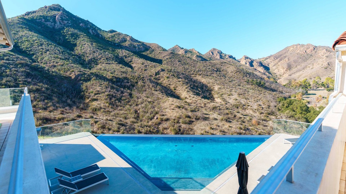 Agoura Hills House | Beautiful, spacious home w infinity pool - amazing views, close Malibu beaches.
