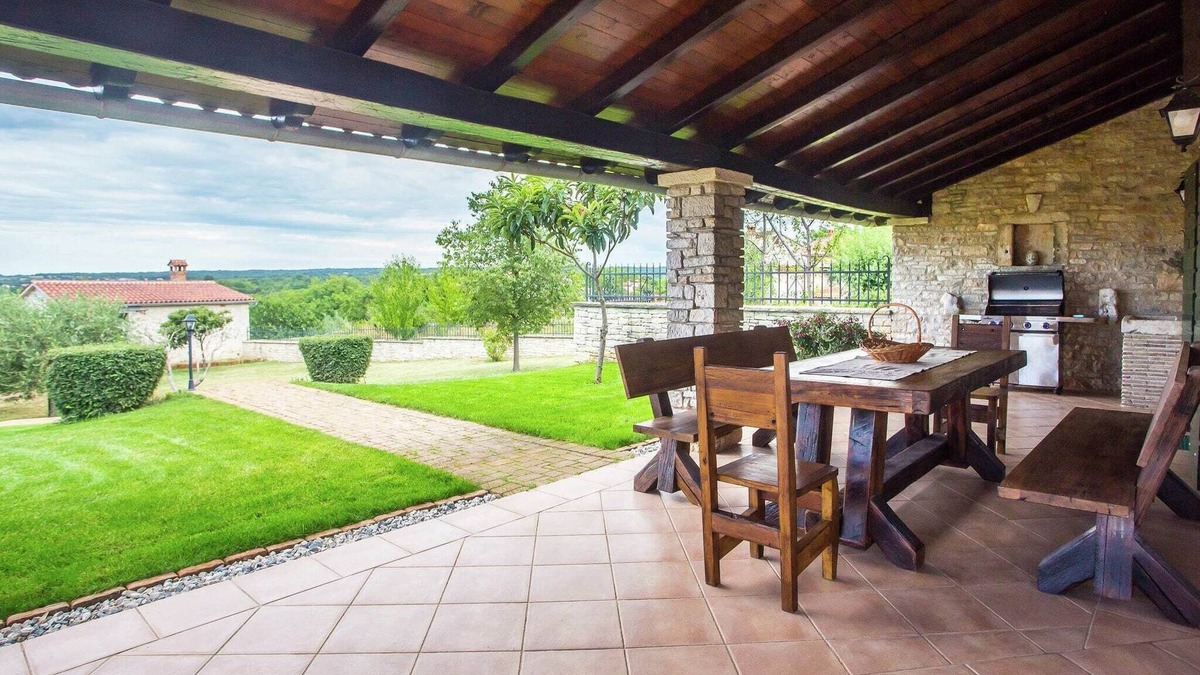 Selina Cottage | Beautiful stone villa with private pool, jacuzzi, sauna and fenced yard - pets are welcome.