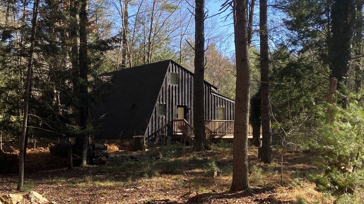 Kerhonkson Cottage | Beautiful stream side cottage in the woods
