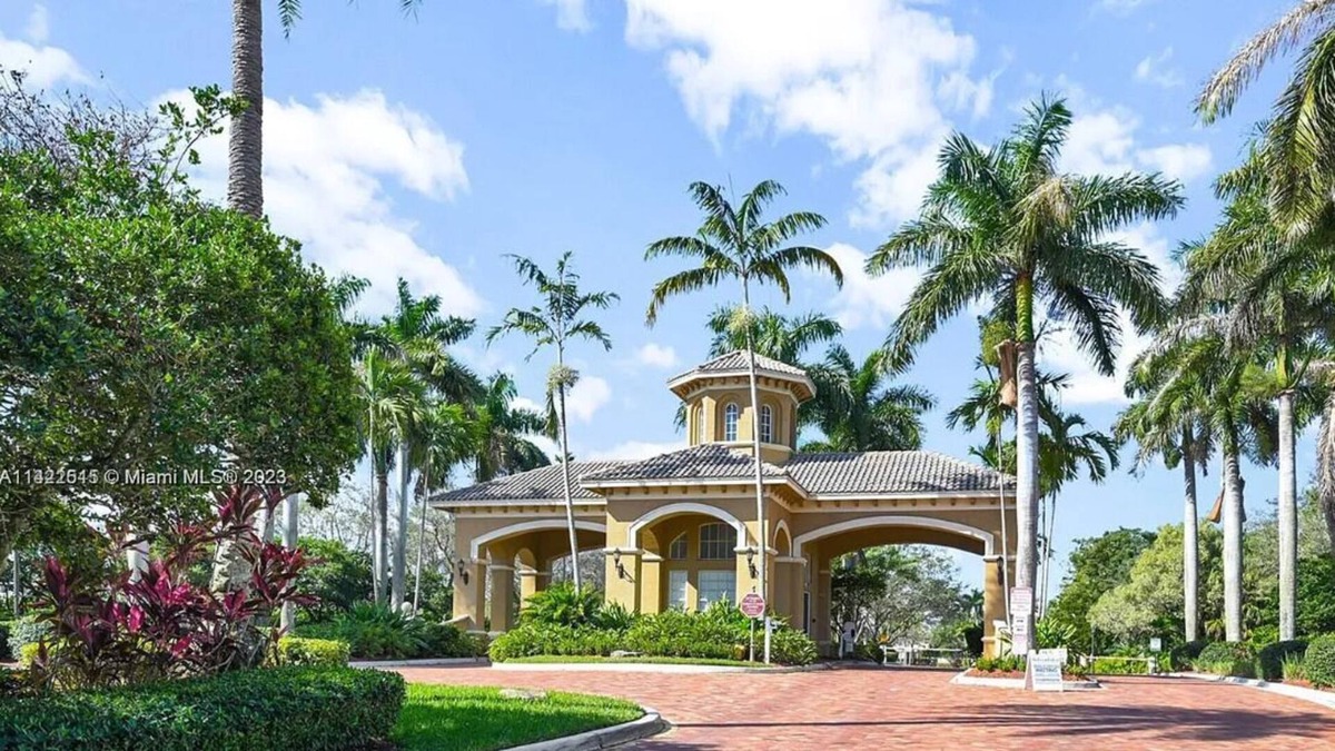 Miramar Apartment | Beautiful Studio apartment (627871) by Houzlet
